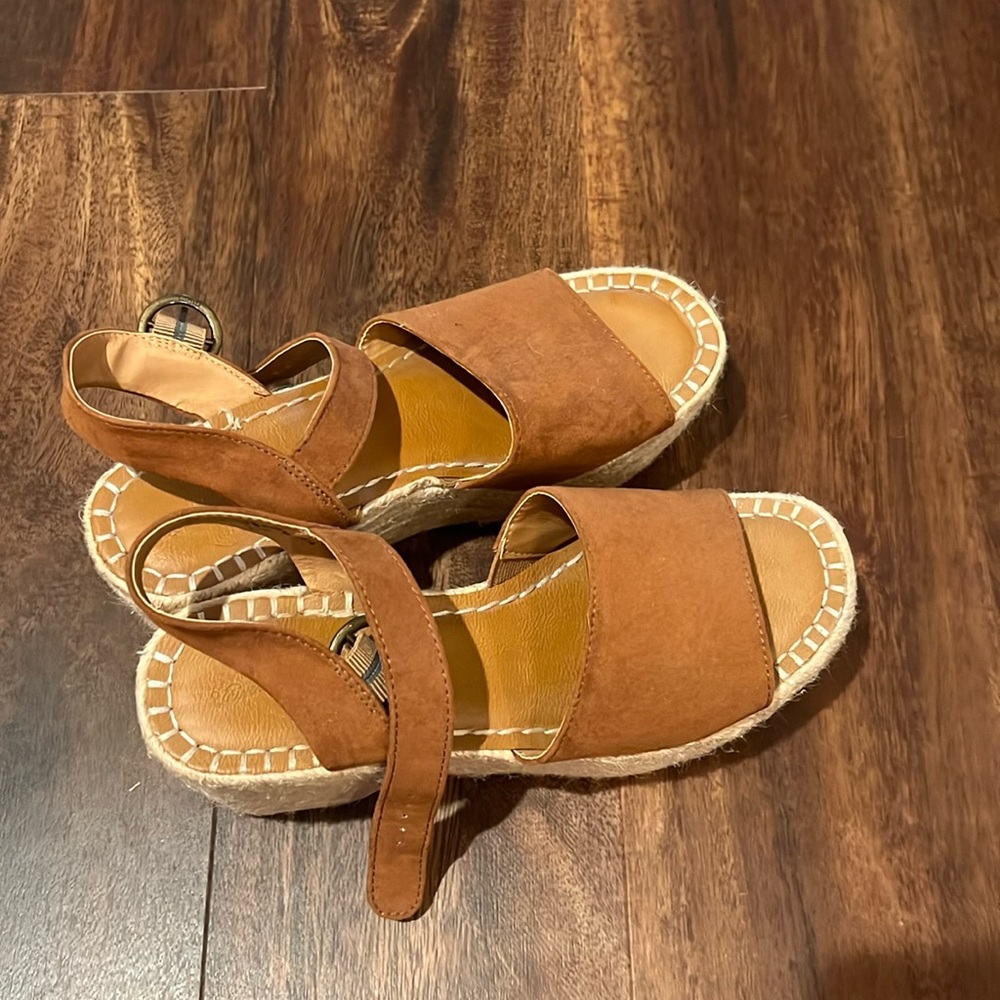 Wedges, worn a hand full of times, in good condition!